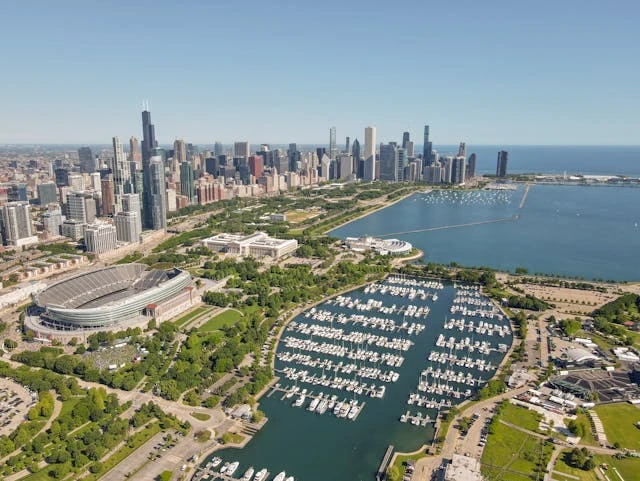 Vista aérea del skyline de Chicago junto al lago Michigan y el área de Museum Campus