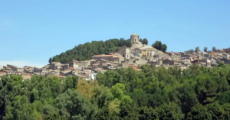 casas de alimena en un monte
