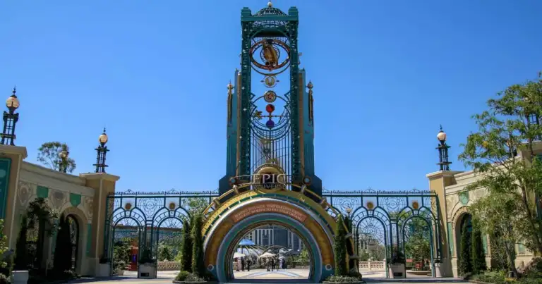 Entrada principal al parque Universal Epic Universe en Orlando