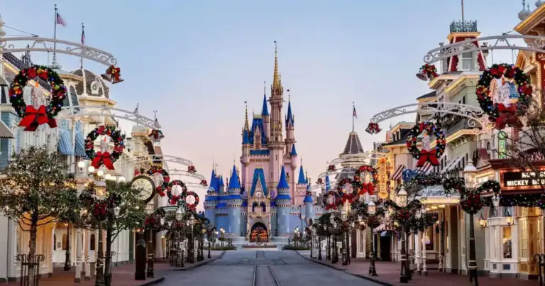 Decoración navideña en Main Street de Magic Kingdom con el Castillo de Cenicienta al fondo.