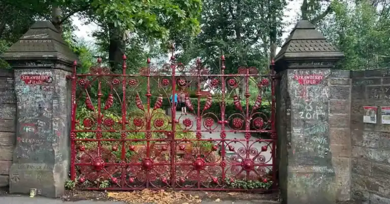 Reja roja original de Strawberry Field en Liverpool, con mensajes y firmas de fans.