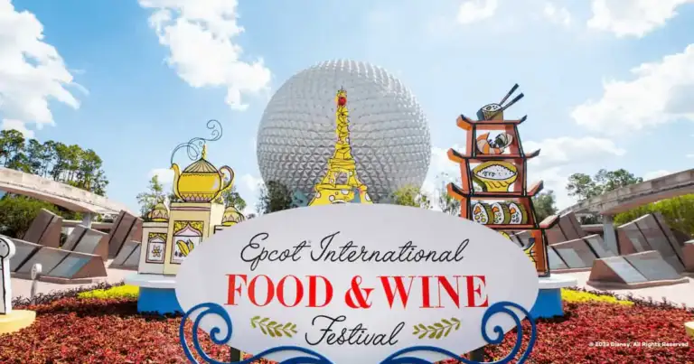 Cartel del EPCOT International Food & Wine Festival frente a la icónica esfera de Spaceship Earth en Walt Disney World, rodeado de decoraciones culinarias de inspiración internacional.