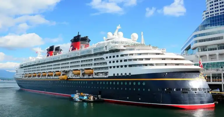 Crucero de Disney atracado en el puerto con sus características chimeneas rojas y negras.