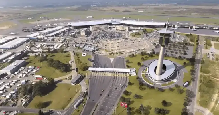 Vista aérea del Aeropuerto Internacional de Ezeiza en Buenos Aires, con torre de control y terminales visibles.