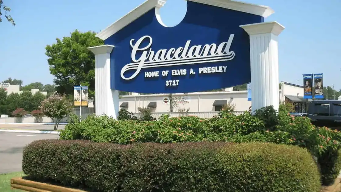 Cartel de entrada a Graceland, la residencia de Elvis Presley en Memphis, Tennessee.