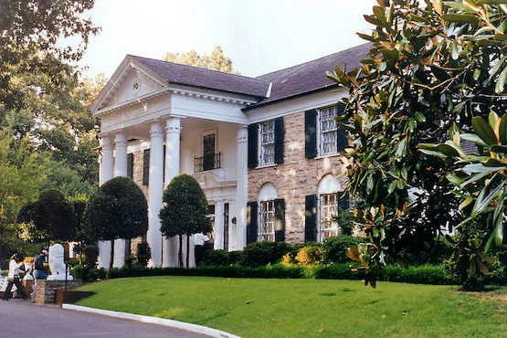 Fachada principal de Graceland, la icónica mansión de Elvis Presley en Memphis, Tennessee.