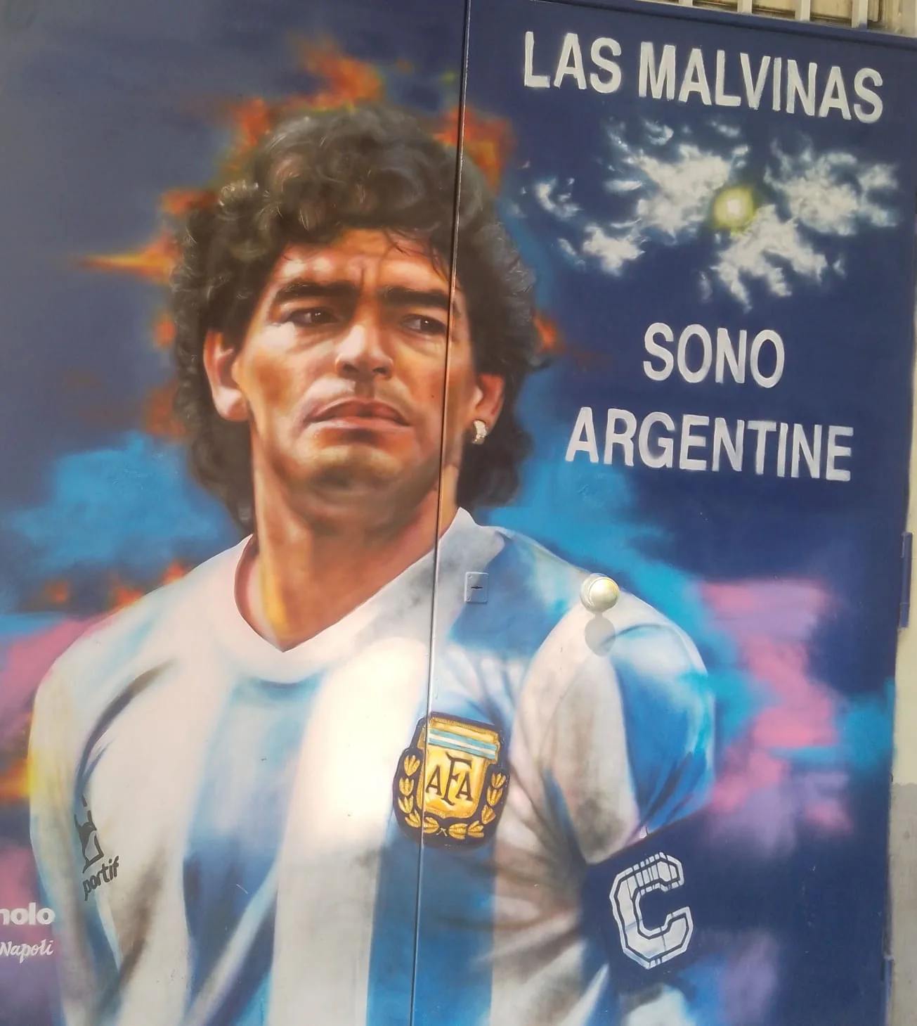 Imagen de Diego Maradona con la leyenda "Las Malvinas son Argentina". Imagen de Diego Maradona con la leyenda "Las Malvinas son Argentina".