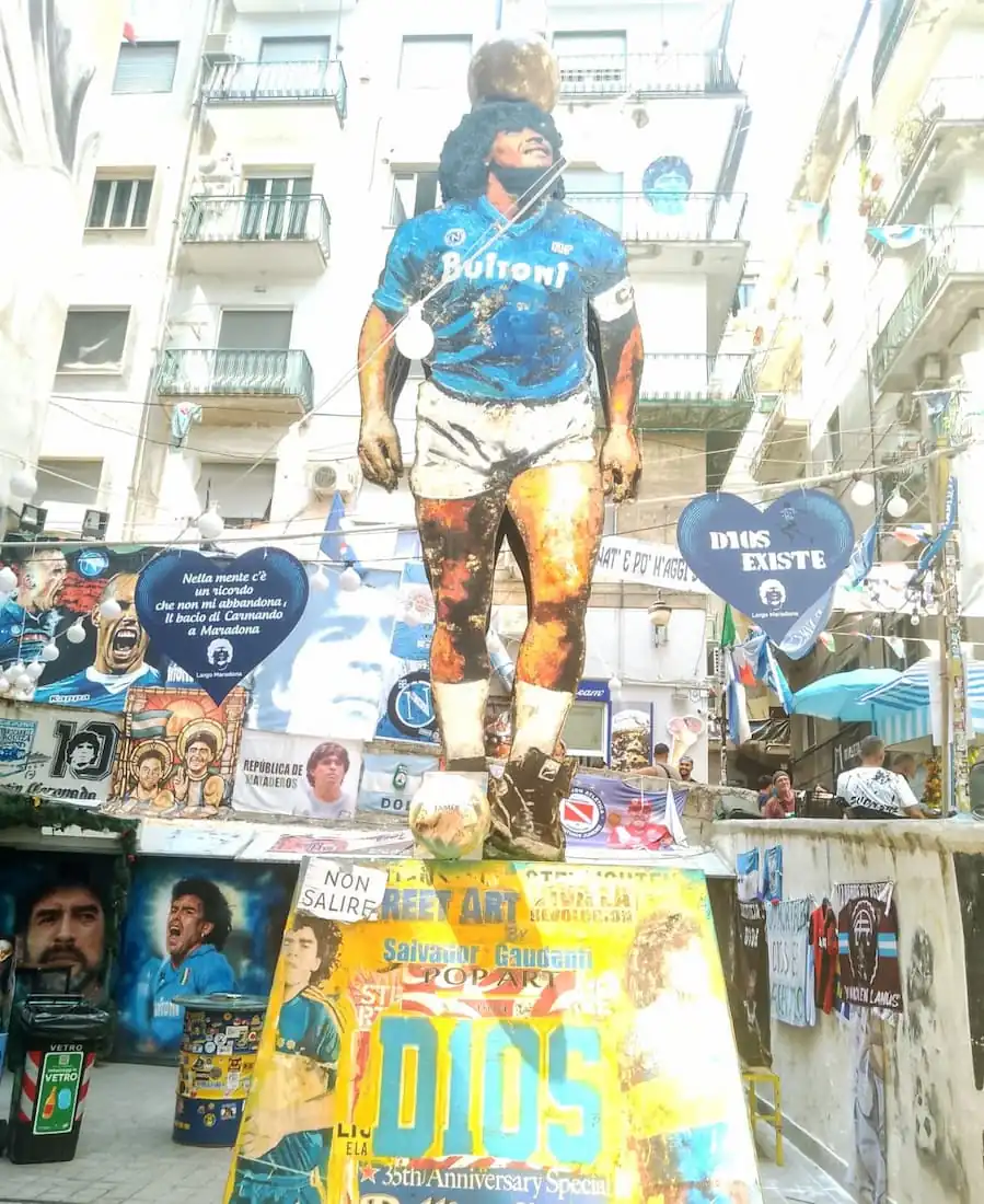 Maradona es venerado como el profeta del fútbol, el dios del balón. Mural Diego Maradona en Napoles