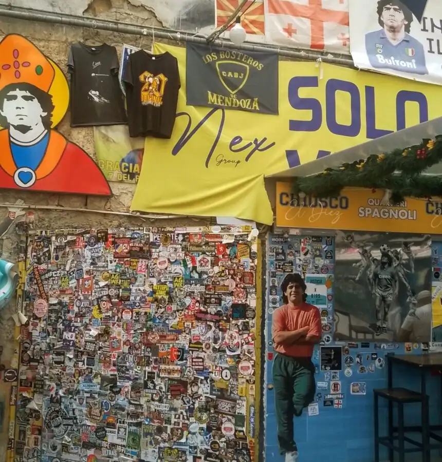 El tour Maradona en Nápoles te llevará por algunos lugares emblemáticos como la Plaza del Plebiscito, la Galería Umberto I, Quartieri Spagnoli, Vico Lungo Gelso y la Plaza Maradona (via Emanuele de Deo). En el Barrio Español de Nápoles o Quartieri Spagnoli, hay una zona conocida como Largo Diego Maradon