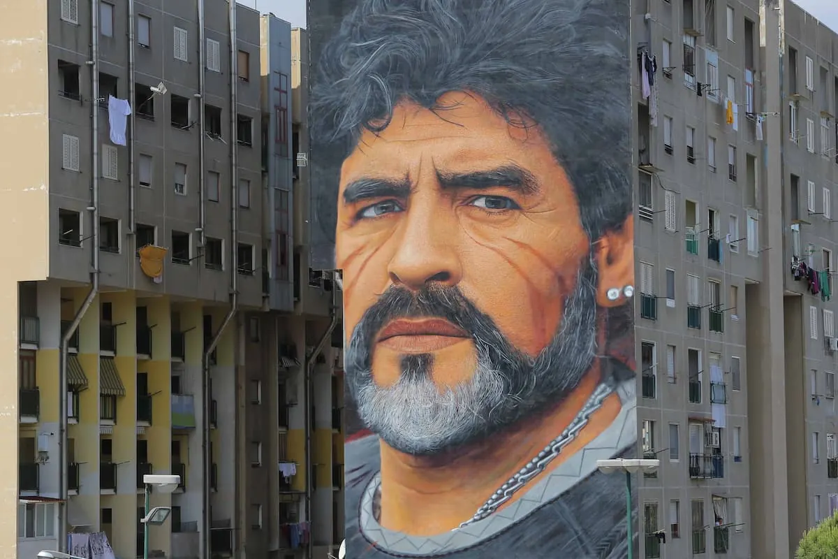 Buscando los murales de Maradona en Nápoles Se considera que el mural más famoso de Maradona en la ciudad de Nápoles es el que se encuentra desde 1990 en el…