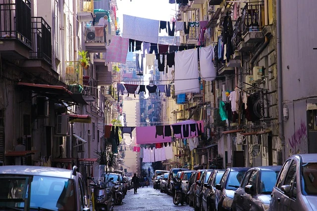 En cada calle de la ciudad de Napoles se homenajea a Maradona en puertas y ventanas. calles de Napoles donde se ven recuerdos de Maradona