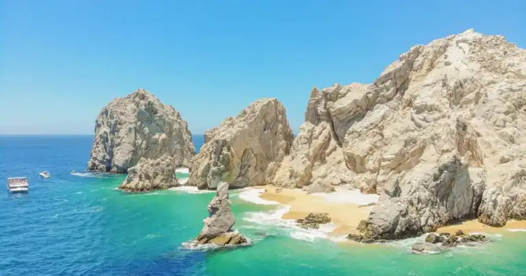 Vista aérea de las playas y formaciones rocosas de Los Cabos, Baja California Sur.