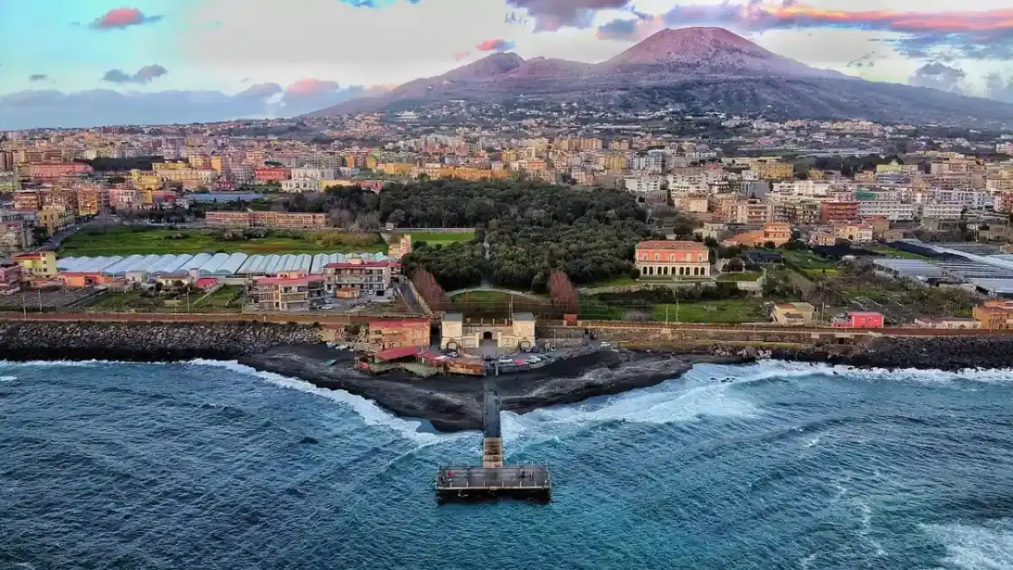 El Vesubio es uno de los principales atractivos de la ciudad de Napoles, junto con sus playas y la mística maradoniana.