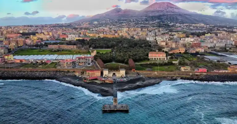 El Vesubio es uno de los principales atractivos de la ciudad de Napoles, junto con sus playas y la mística maradoniana.