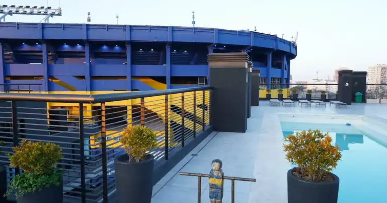 El estadio de Boca Juniors se impone junto a una exclusiva terraza con piscina, en el corazón del barrio de La Boca, Buenos Aires.