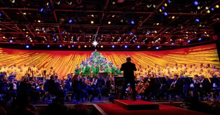 Concierto navideño con coro en forma de árbol y orquesta en vivo en Disney