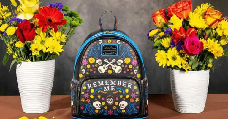 Mochila Disney de Día de los Muertos con flores y calaveras junto a arreglos florales