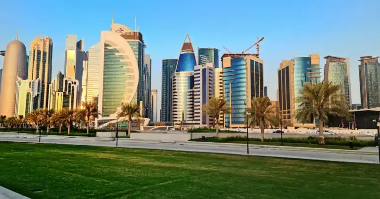 Vista panorámica de Doha, capital de Qatar, con rascacielos frente al mar.