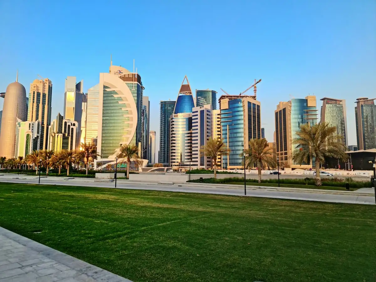 Vista panorámica de Doha, capital de Qatar, con rascacielos frente al mar.