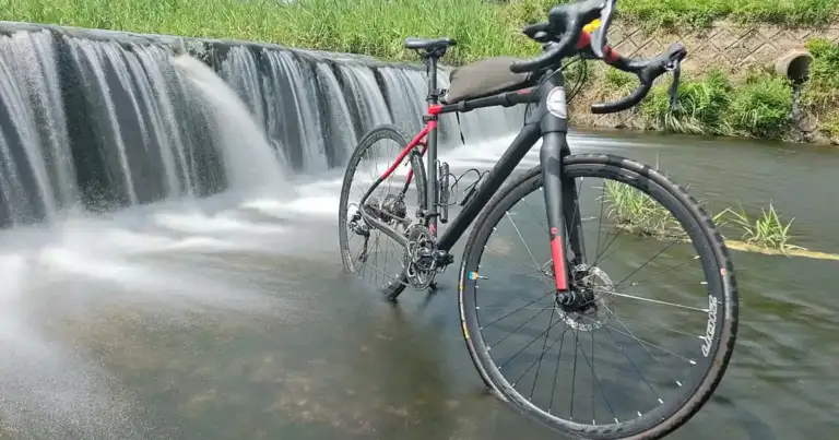 Fotografía en Japón de una bicicleta frente a una cascada, tomada con el Motorola Edge 50 Ultra por el fotógrafo argentino Henry Von Wartenberg.