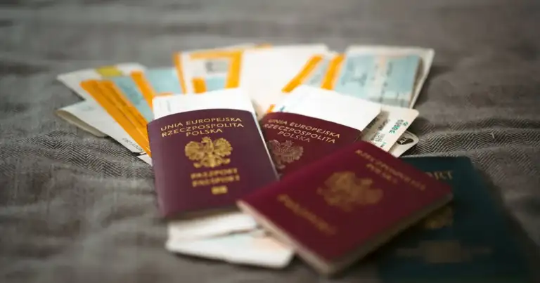 Pasaportes con tarjetas de embarque listas para viajar