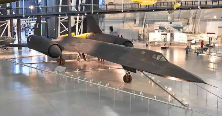 Avión SR-71 Blackbird exhibido en museo aeronáutico, el más rápido del mundo.