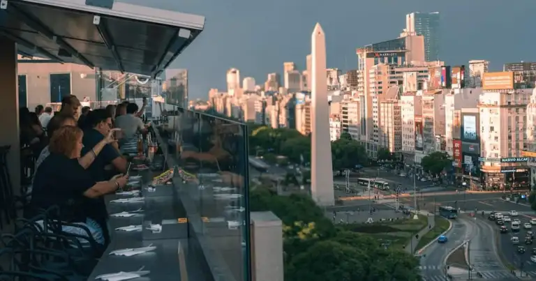 Vista del Obelisco de Buenos Aires desde un rooftop con bar.