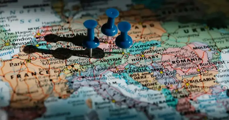 Mapa de Europa con chinchetas marcando países como Alemania, Austria y Hungría.