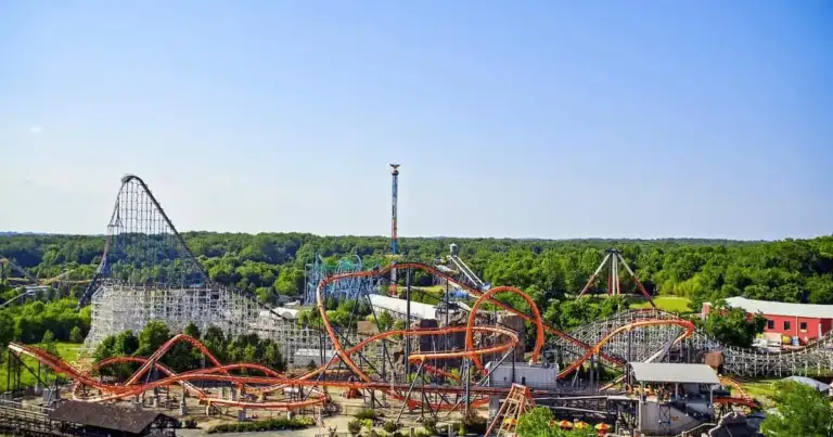 Vista panorámica de Six Flags America con montañas rusas y atracciones icónicas que marcaron más de 50 años de historia.