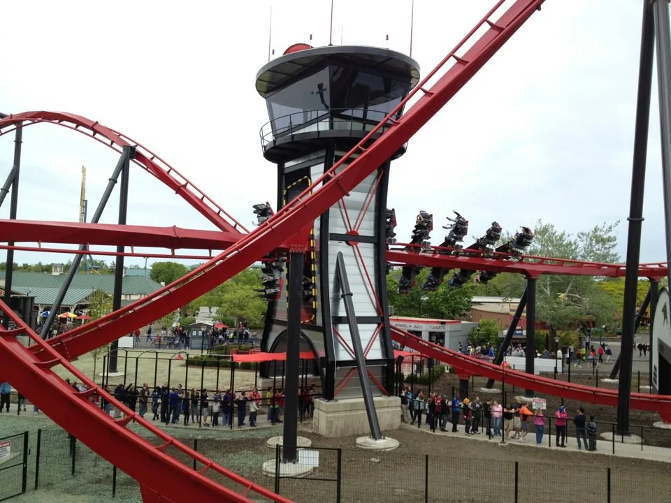 Montaña rusa de Six Flags America con visitantes disfrutando de una de las atracciones más emblemáticas del parque antes de su cierre definitivo.