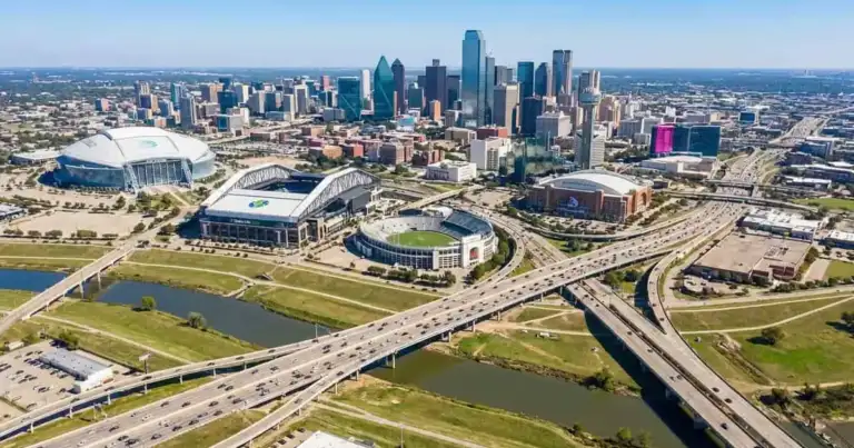 Vista aérea de Dallas con estadios y el skyline de la ciudad, sede del Mundial 2026