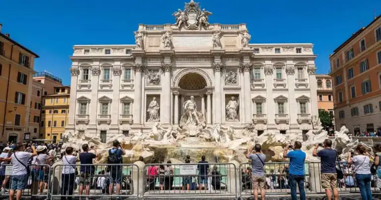 Fontana di Trevi en Roma con turistas y vallas de control ante la futura entrada paga.