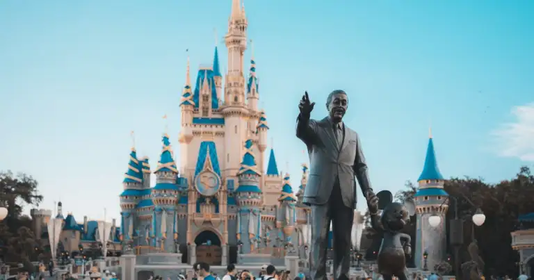 Castillo de Cenicienta y estatua de Walt Disney en Magic Kingdom, Disney World Orlando