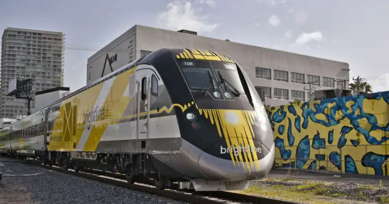 Tren Brightline en Miami que conecta con Orlando, opción rápida y cómoda para viajar por Florida