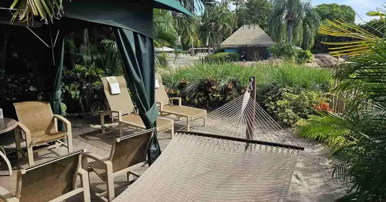 Área VIP de Discovery Cove con hamacas, cabañas privadas y entorno tropical en Orlando