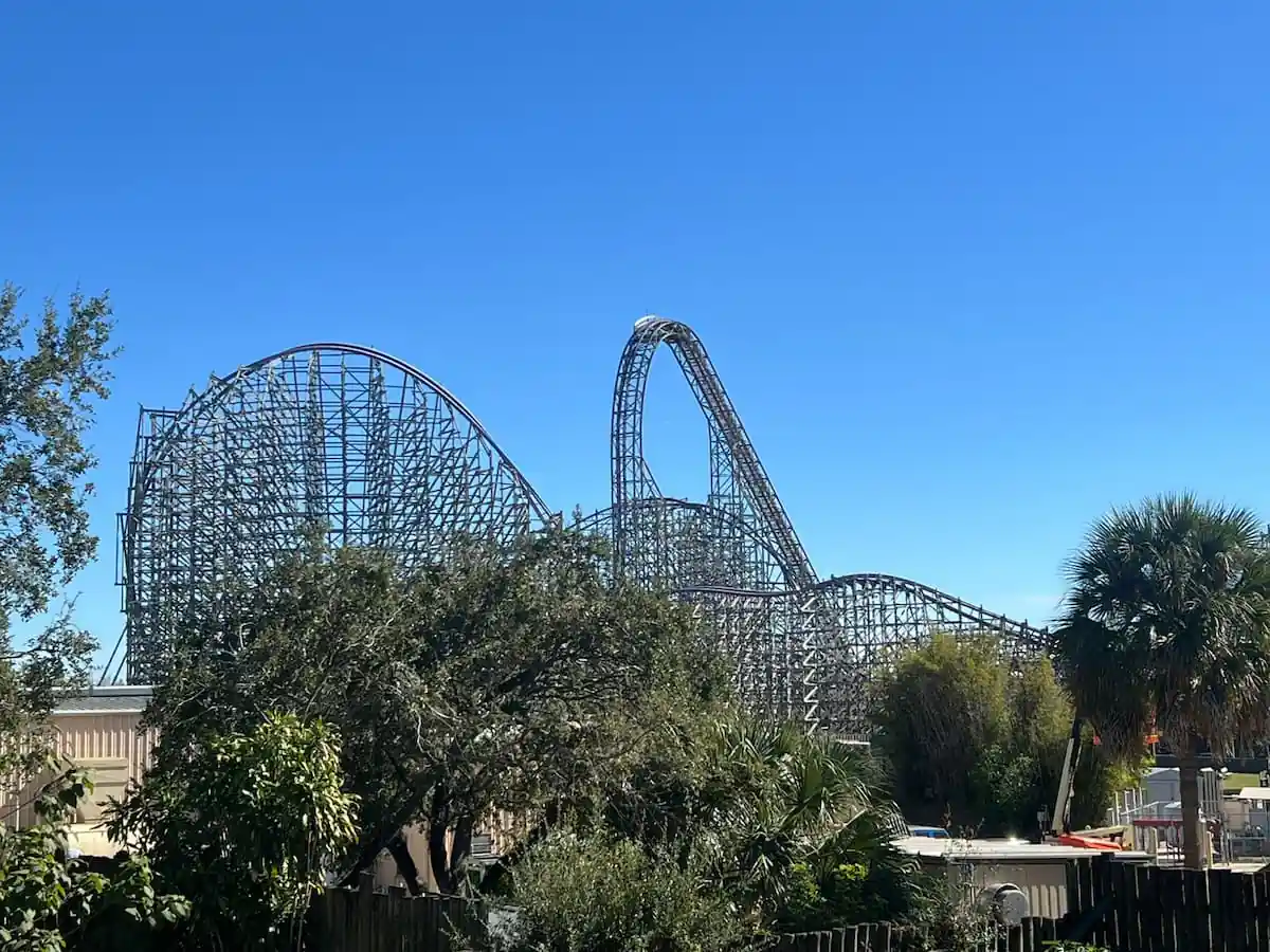 Montañas rusas icónicas de Busch Gardens Tampa Bay Montañas rusas de Busch Gardens Tampa Bay con estructuras de madera y acero bajo cielo despejado