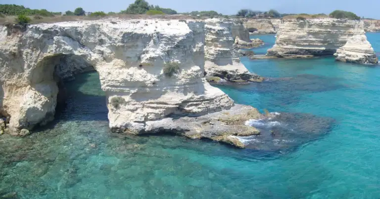 Arco de los Enamorados en la costa de Italia antes de su derrumbe durante San Valentín.
