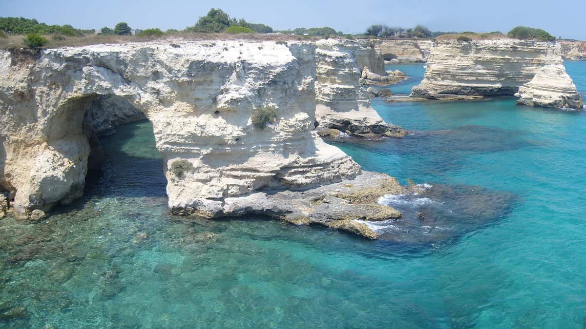 Arco de los Enamorados en la costa de Italia antes de su derrumbe durante San Valentín.