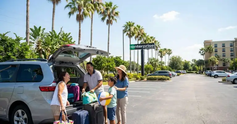 Familia recogiendo auto de alquiler en Orlando con maletas durante sus vacaciones