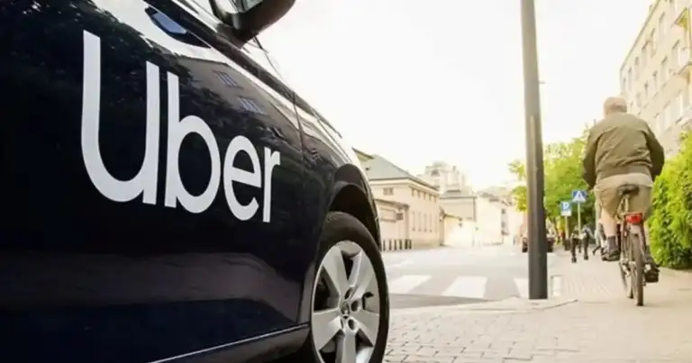 Auto de Uber en la ciudad, servicio que lanza la Línea U para complementar el transporte público en Buenos Aires