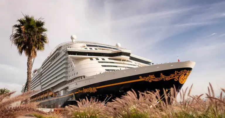 Crucero Disney Adventure de Disney Cruise Line durante la presentación de la temporada verano 2027 con itinerarios por Europa, Caribe y Asia.