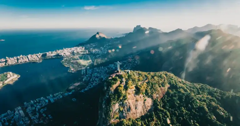 Cristo Redentor sobre el cerro del Corcovado con vista panorámica de Río de Janeiro, una de las siete maravillas del mundo moderno
