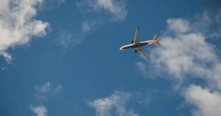 Avión en vuelo durante el paro general del 19 de febrero que podría afectar operaciones aéreas.