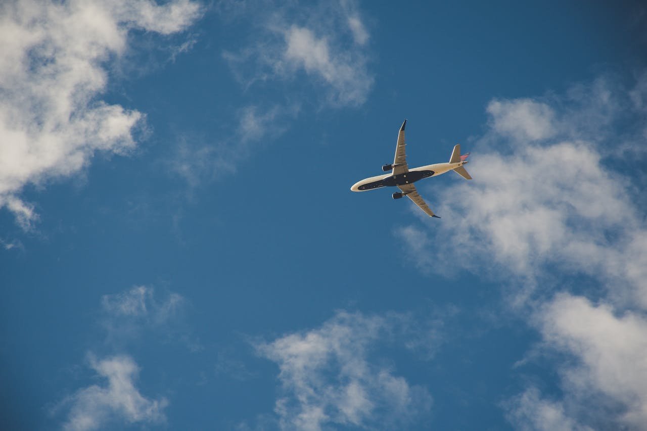 Avión en vuelo durante el paro general del 19 de febrero que podría afectar operaciones aéreas.