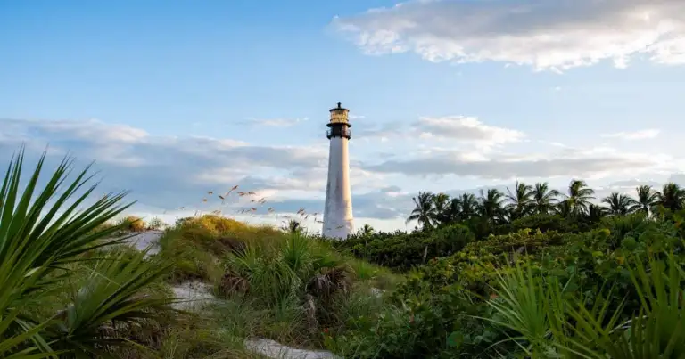 Faro en la costa de Florida Keys, uno de los destinos de playa más accesibles para viajar barato desde Texas en 2026.