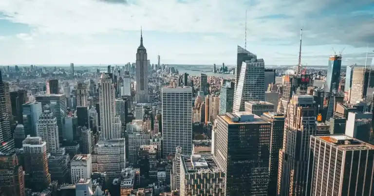 Vista panorámica de Manhattan con el Empire State, imagen representativa del costo de viajar a Nueva York desde México en 2026.