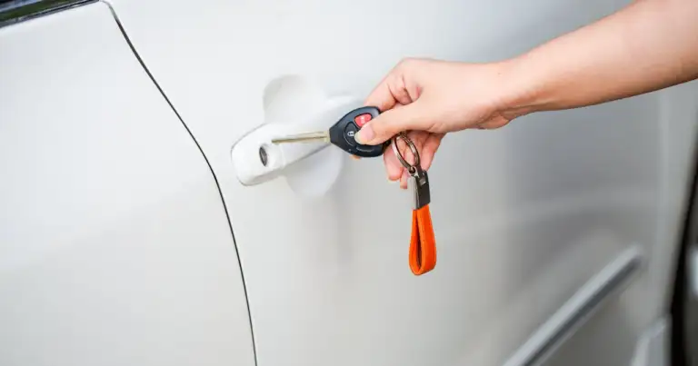 Persona abriendo un auto rentado con las llaves