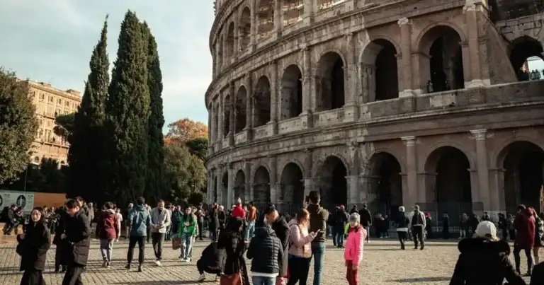 foto del costado del coliseo con gente caminando en todos lados