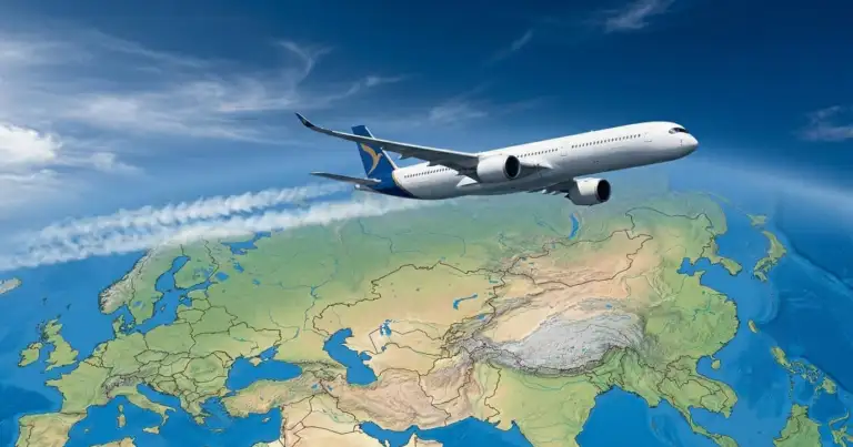 Avión volando sobre un mapa entre Europa y Asia representando rutas aéreas internacionales