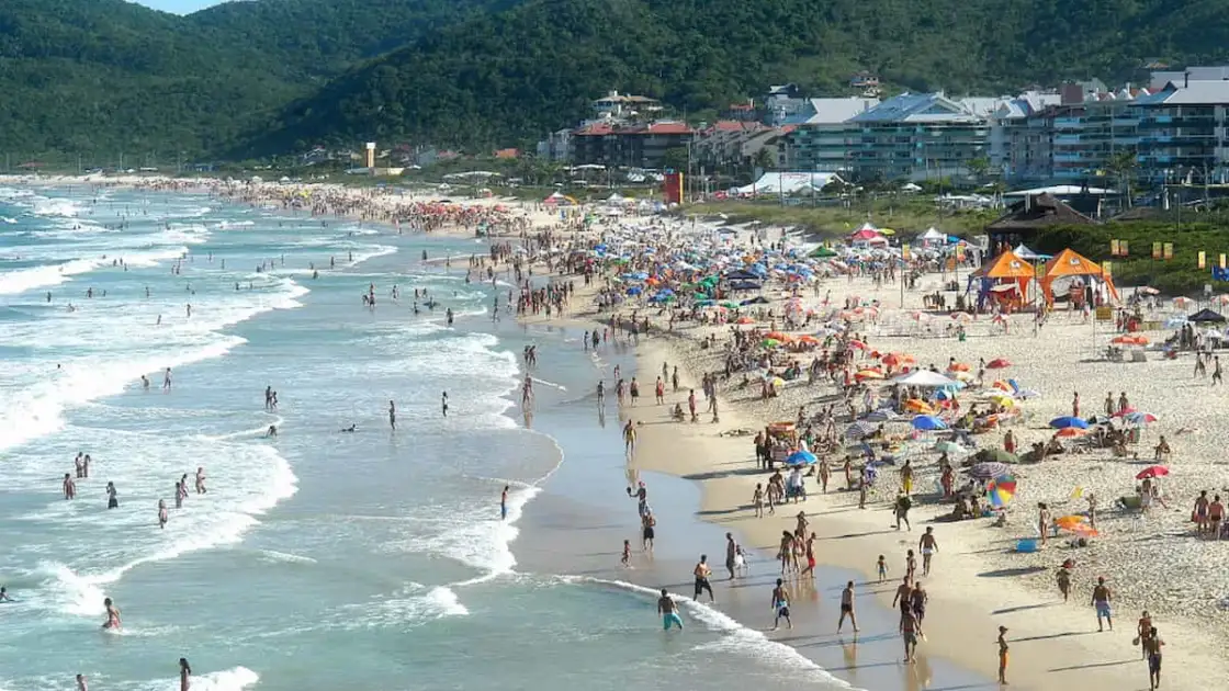 Playa de Canasvieiras en Florianópolis con mar calmo y hoteles frente al mar ideales para familias en 2026